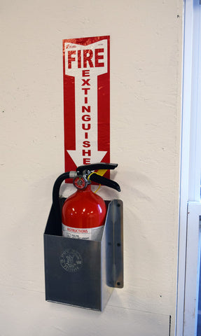 PIT 5LB FIRE EXTINGUISHER WALL MOUNT